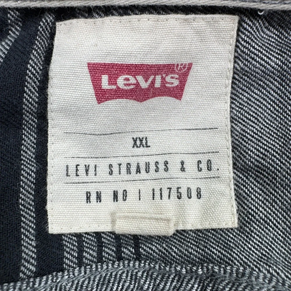 Levis *orders ship